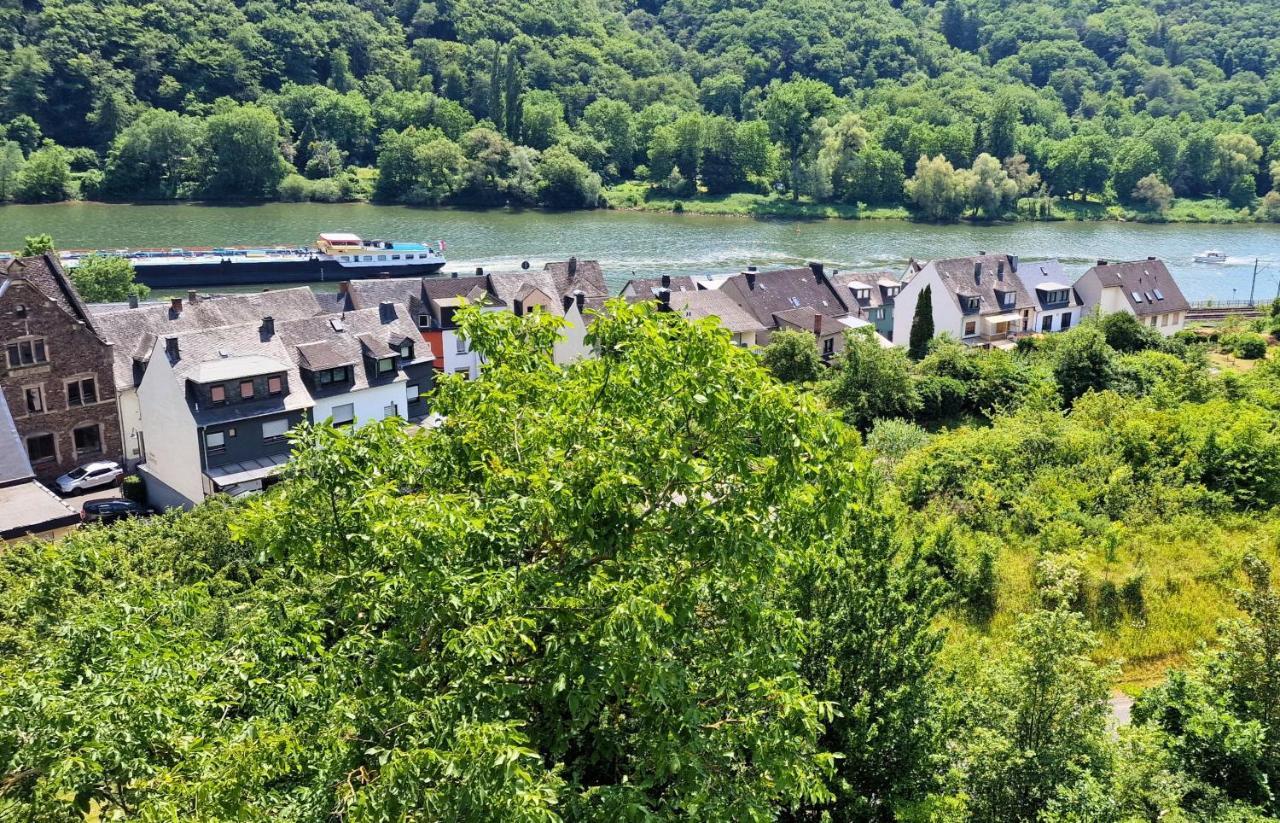 Riesling Appartement For 2 - 4 People - Billiards - Balcony With Mosel View - Parking - Wine Barrel Bar - Fully Equipped Kitchen - Netflix - Waiputv - 3 Km From Cochem Klotten Exterior photo